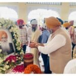 S. Harmeet Singh Kalka paying tribute