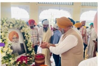 S. Harmeet Singh Kalka paying tribute