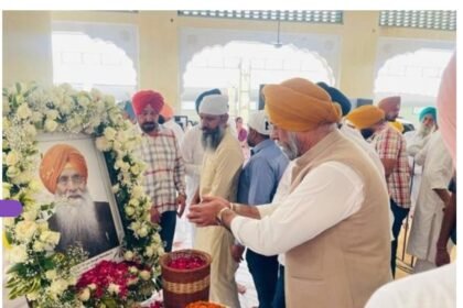 S. Harmeet Singh Kalka paying tribute