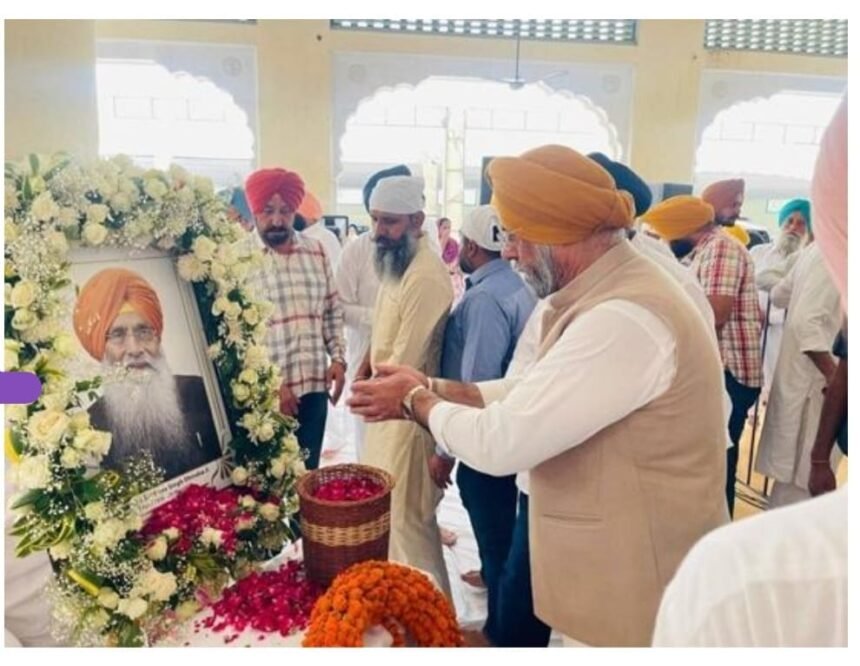 S. Harmeet Singh Kalka paying tribute