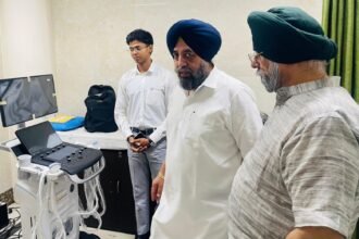 Sardar Hardeep Singh, President, Delhi Sikh Gurdwara Management Committee, taking information about health services at Kalka Hospital